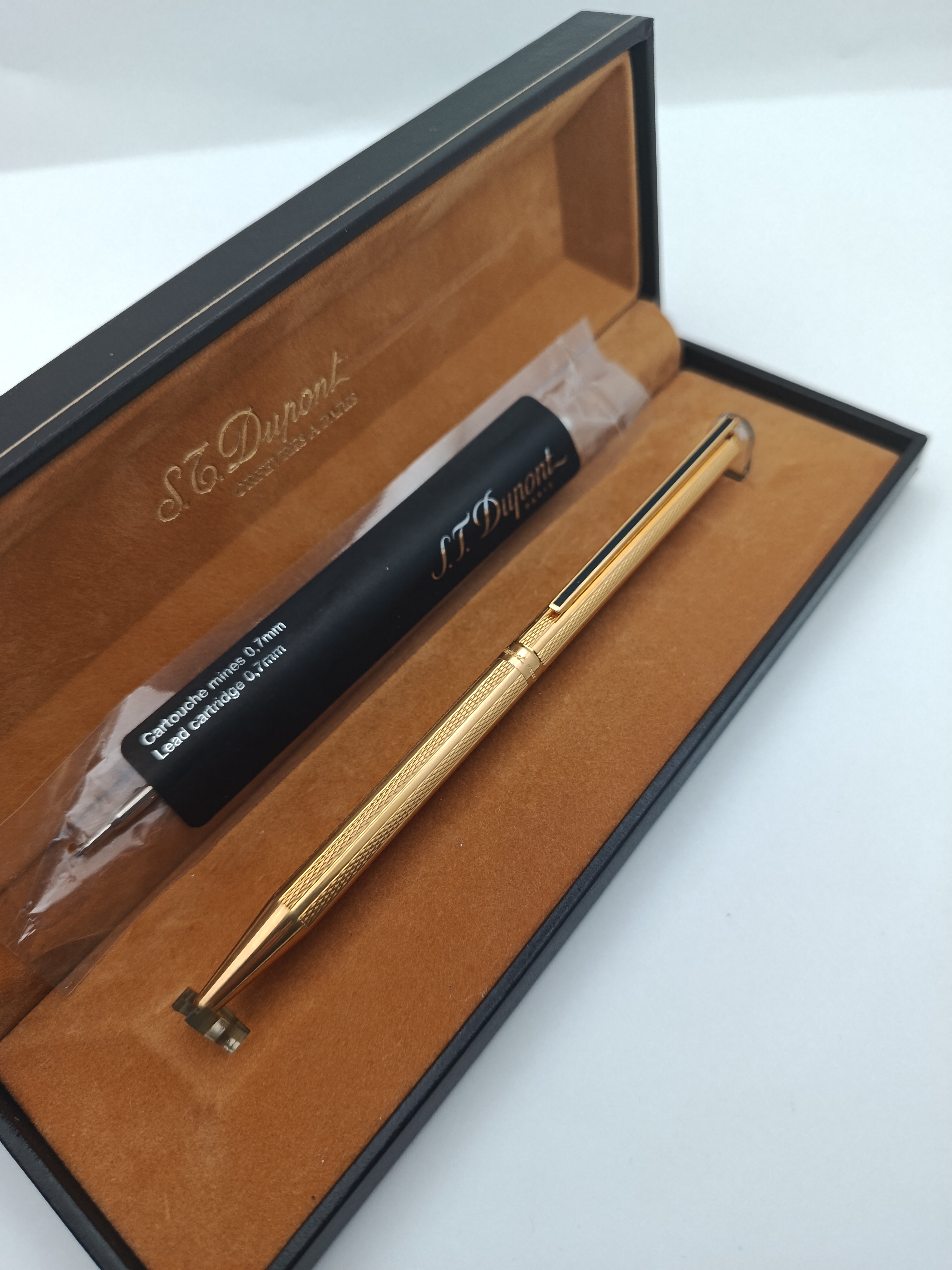 قلم ديبون كلاسيك ذهبي جاف (S.T. Dupont Classique Gold Plated Ballpoint Pen)