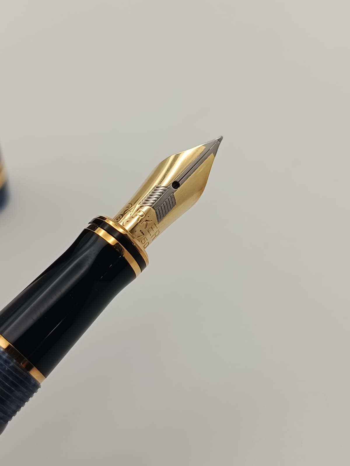 طقم أقلام باركر ديوفولد أزرق رخامي – قلم حبر ريشة ذهب 18K وقلم جاف