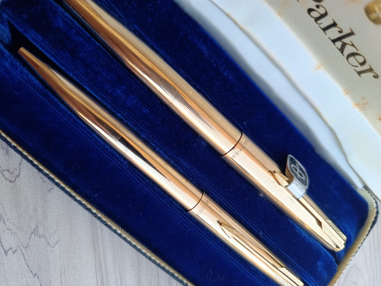 طقم أقلام باركر 61 (Parker 61) فاخر مطلي بالذهب مع ريشة ذهب عيار 14K