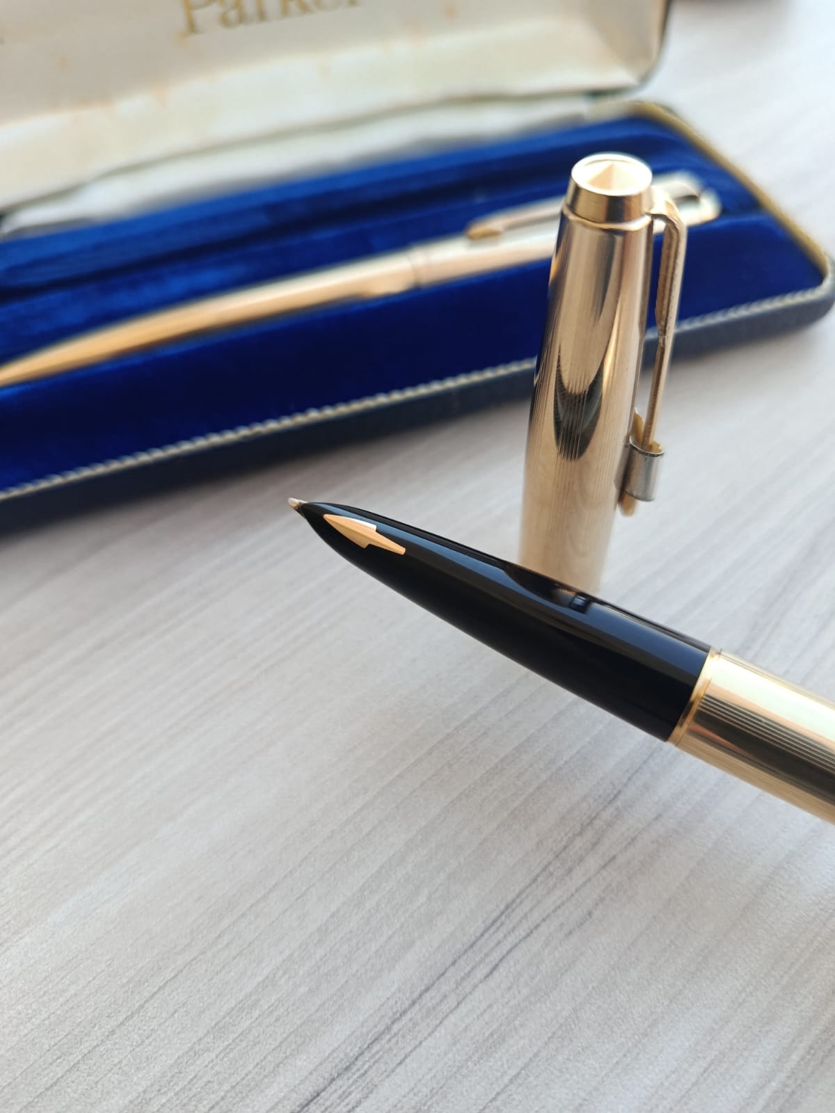 طقم أقلام باركر 61 (Parker 61) فاخر مطلي بالذهب مع ريشة ذهب عيار 14K