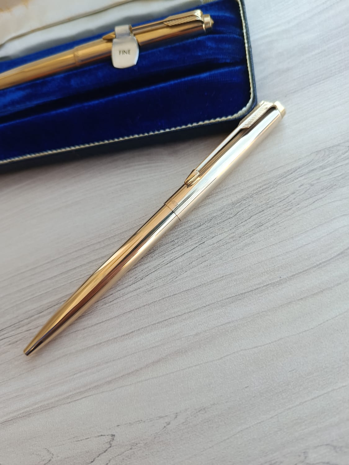 طقم أقلام باركر 61 (Parker 61) فاخر مطلي بالذهب مع ريشة ذهب عيار 14K