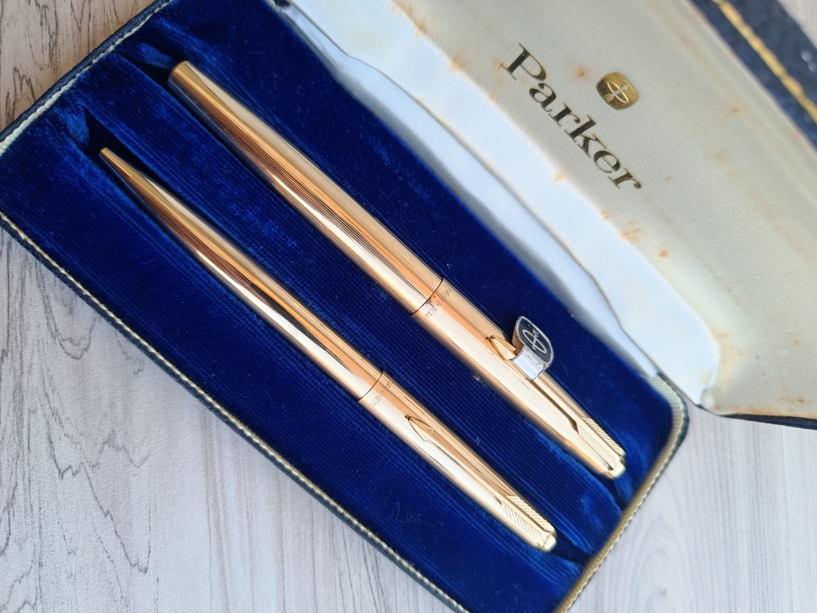 طقم أقلام باركر 61 (Parker 61) فاخر مطلي بالذهب مع ريشة ذهب عيار 14K
