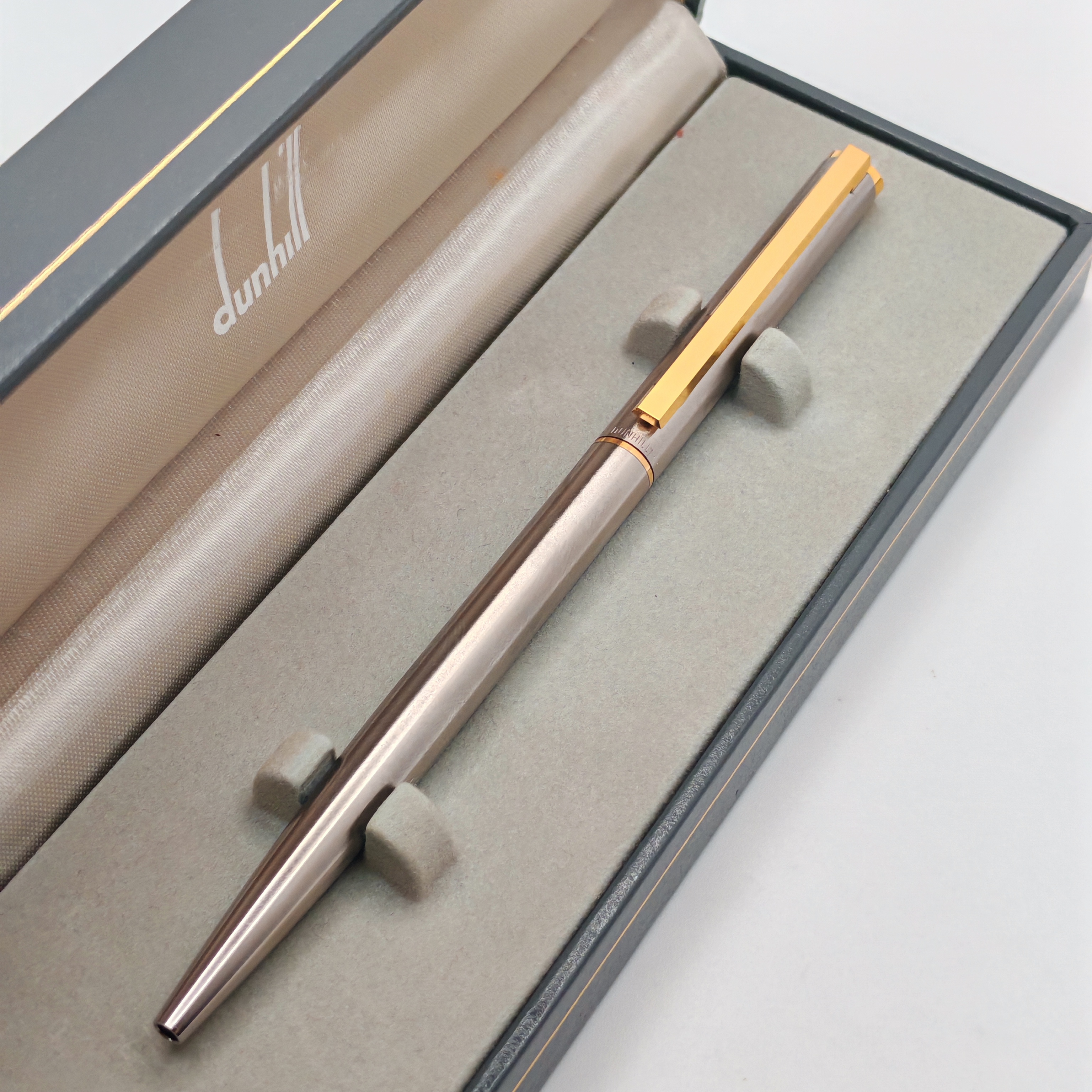 Dunhill Gemline JTQG – The luxury silver pen with a gold clip