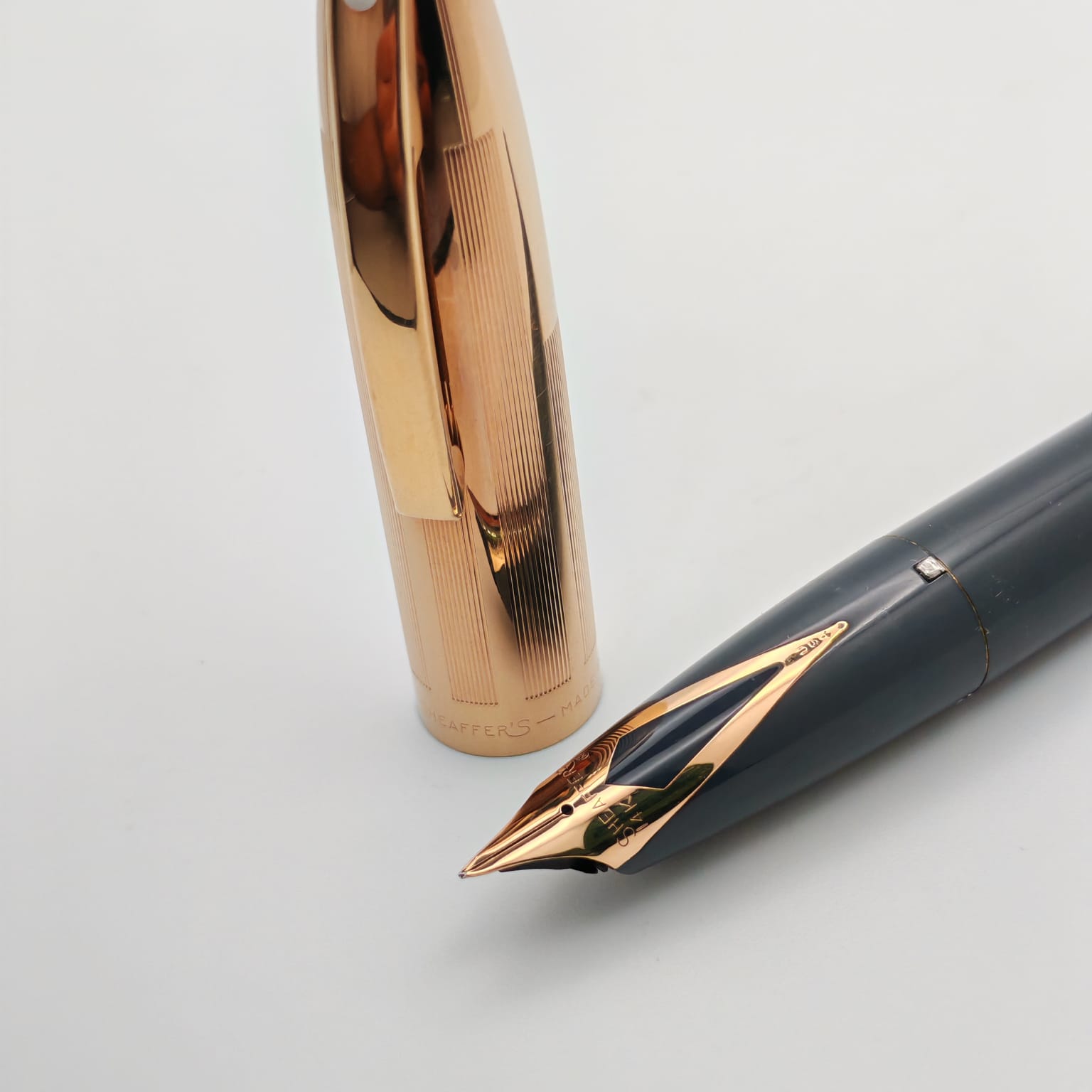 Sheaffer Imperial Touchdown – قلم فاخر ريشة ذهب 14K رمادي  وذهبي