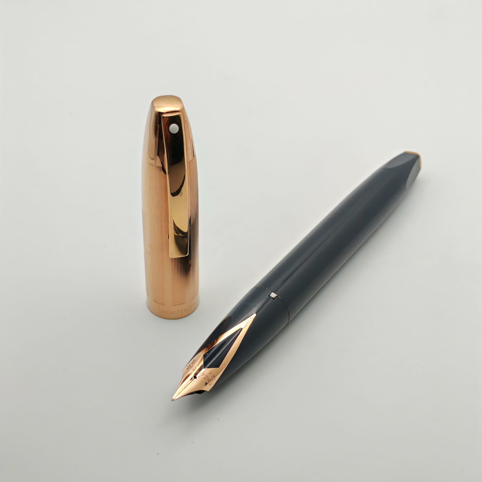 Sheaffer Imperial Touchdown – قلم فاخر ريشة ذهب 14K رمادي  وذهبي