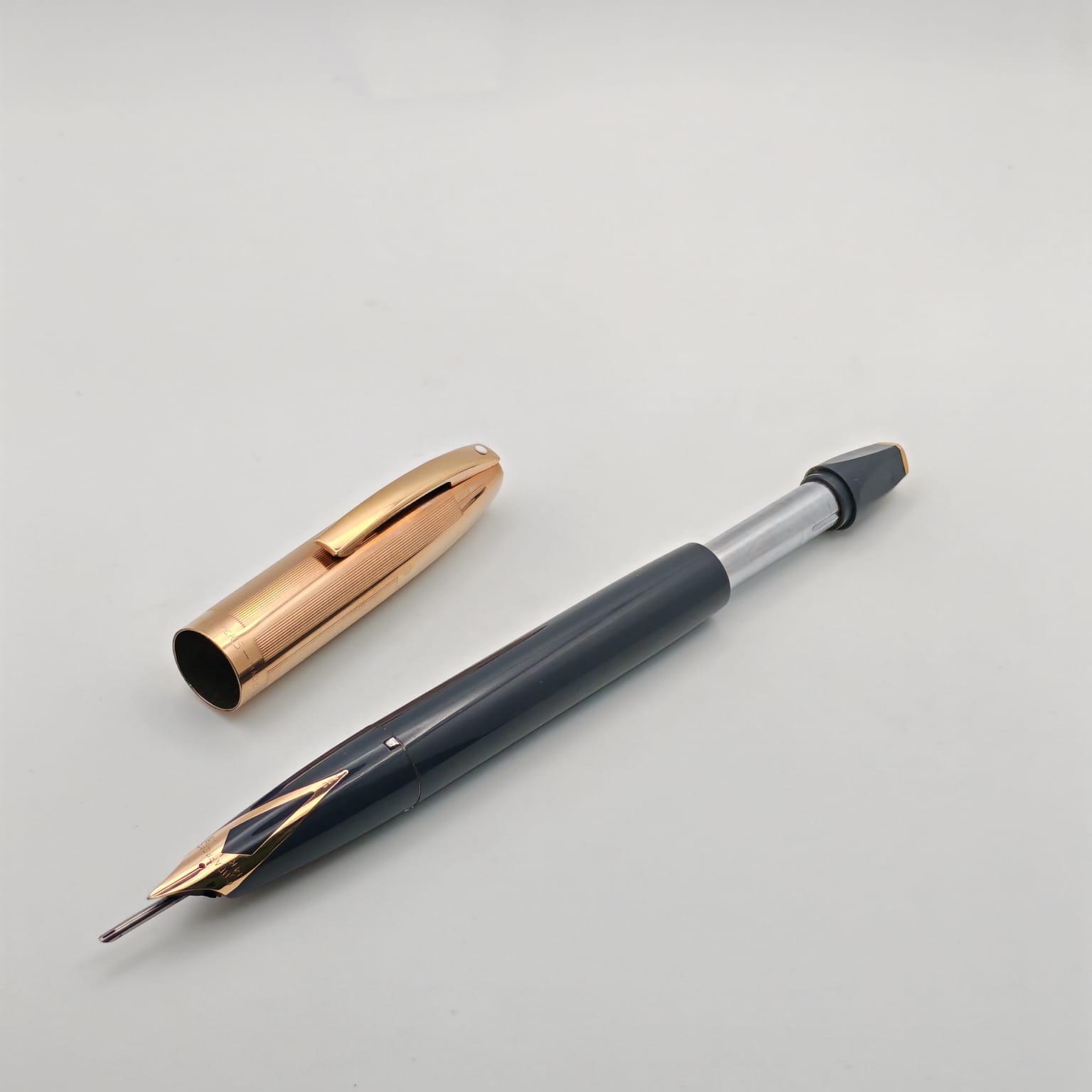 Sheaffer Imperial Touchdown – قلم فاخر ريشة ذهب 14K رمادي  وذهبي