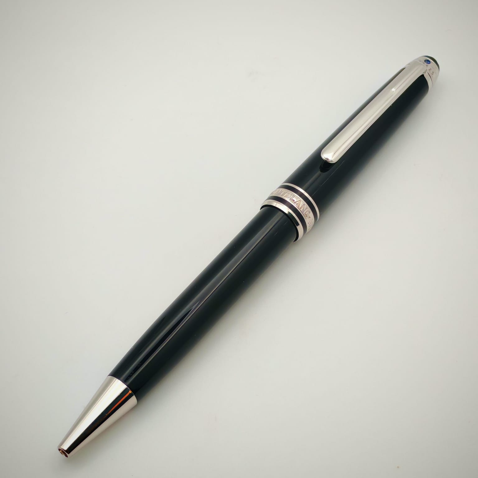 قلم مون بلان 144 إصدار اليونيسيف – أسود بحلقات بلاديوم وحجر أزرق أعلى المشبك