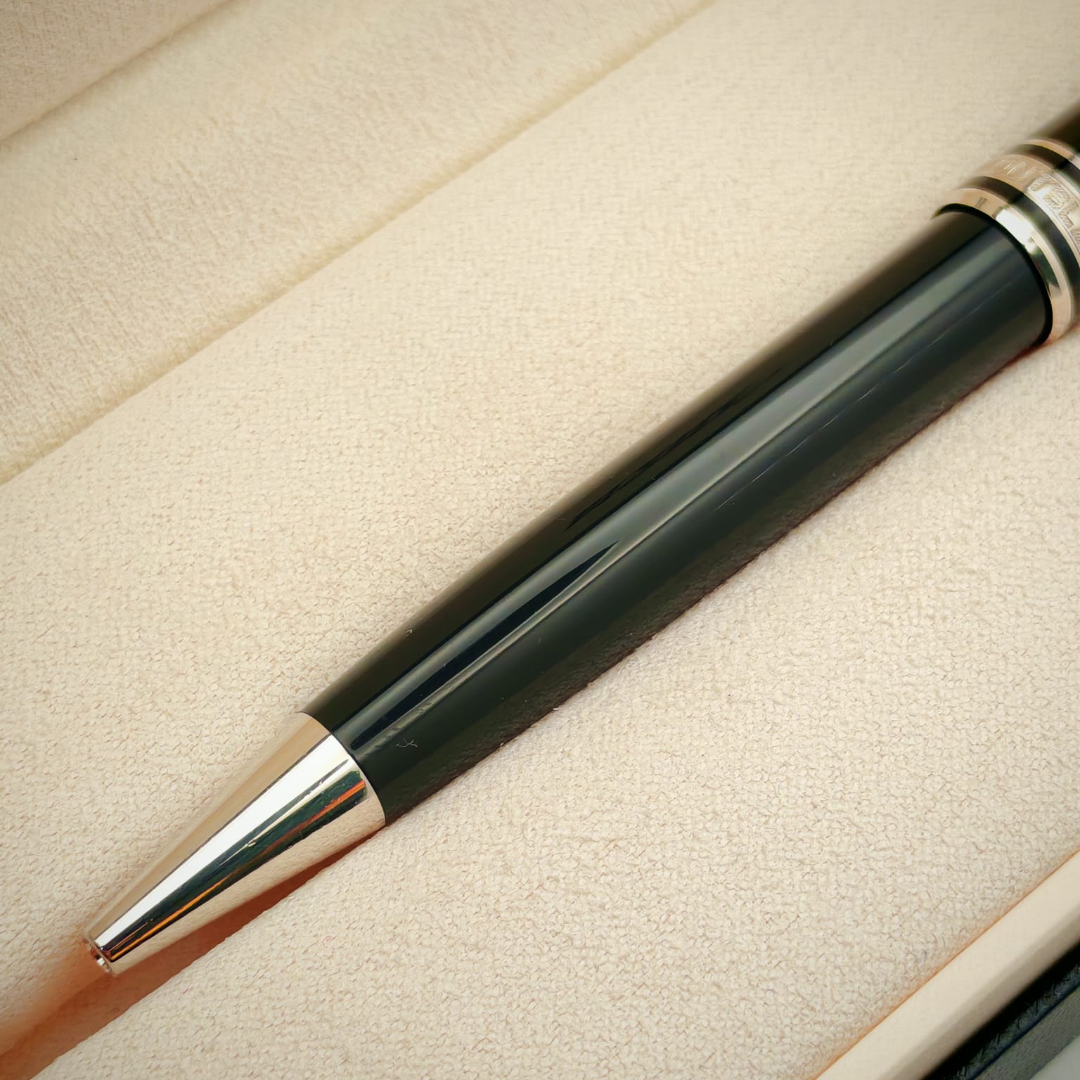 قلم مون بلان 144 إصدار اليونيسيف – أسود بحلقات بلاديوم وحجر أزرق أعلى المشبك