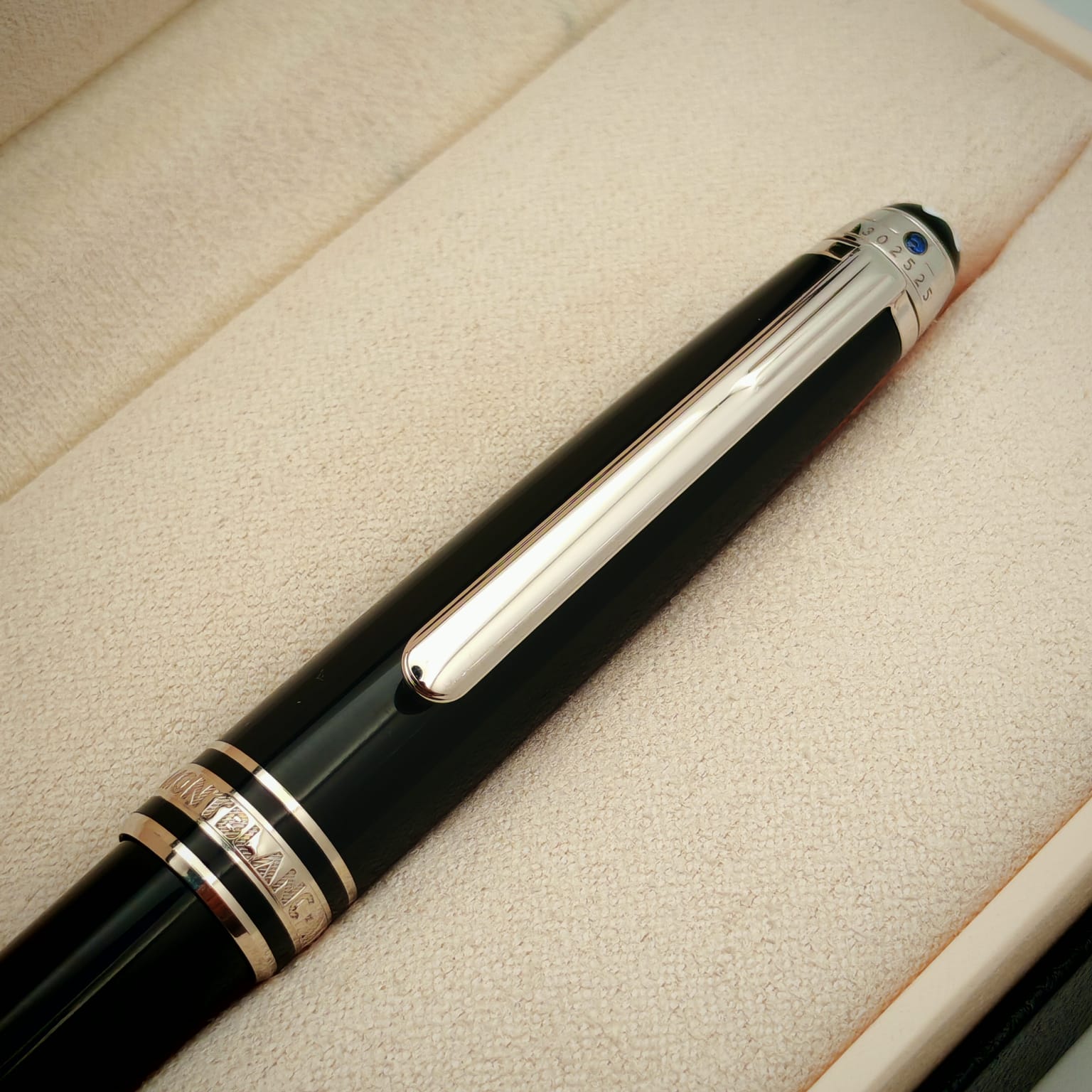 قلم مون بلان 144 إصدار اليونيسيف – أسود بحلقات بلاديوم وحجر أزرق أعلى المشبك