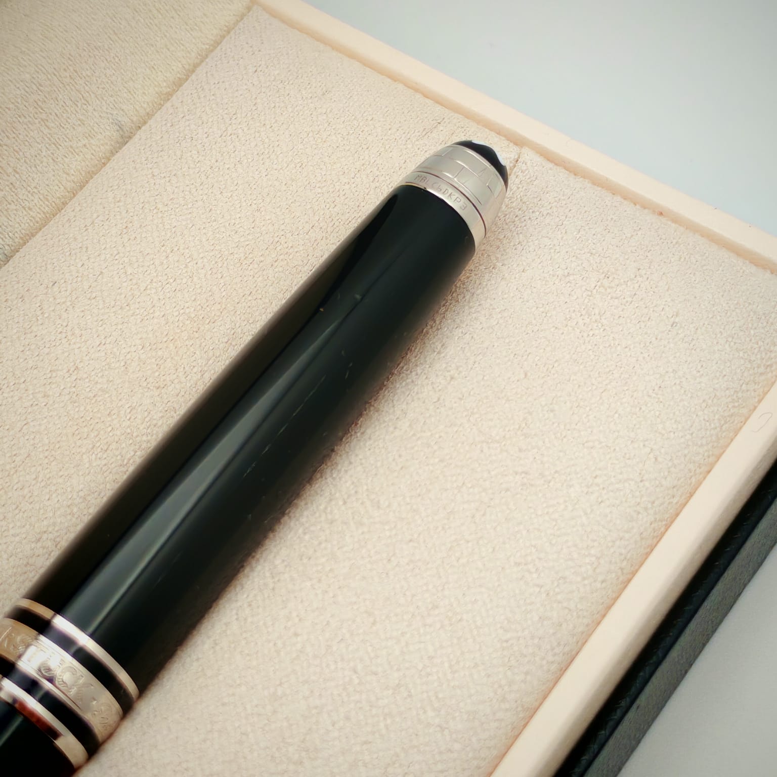 قلم مون بلان 144 إصدار اليونيسيف – أسود بحلقات بلاديوم وحجر أزرق أعلى المشبك