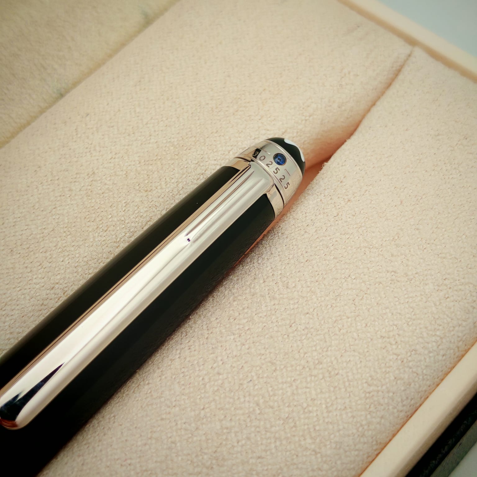 قلم مون بلان 144 إصدار اليونيسيف – أسود بحلقات بلاديوم وحجر أزرق أعلى المشبك