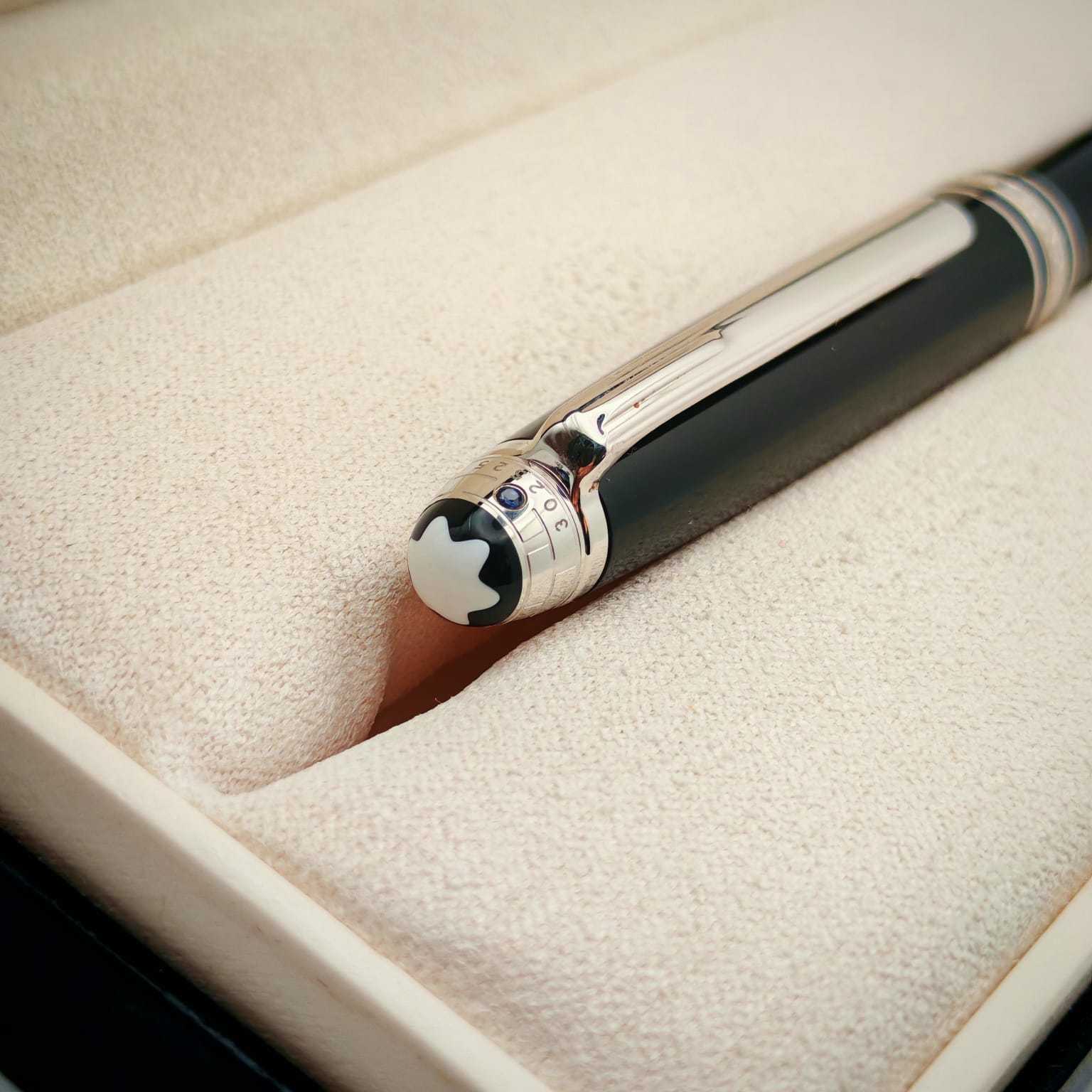 قلم مون بلان 144 إصدار اليونيسيف – أسود بحلقات بلاديوم وحجر أزرق أعلى المشبك