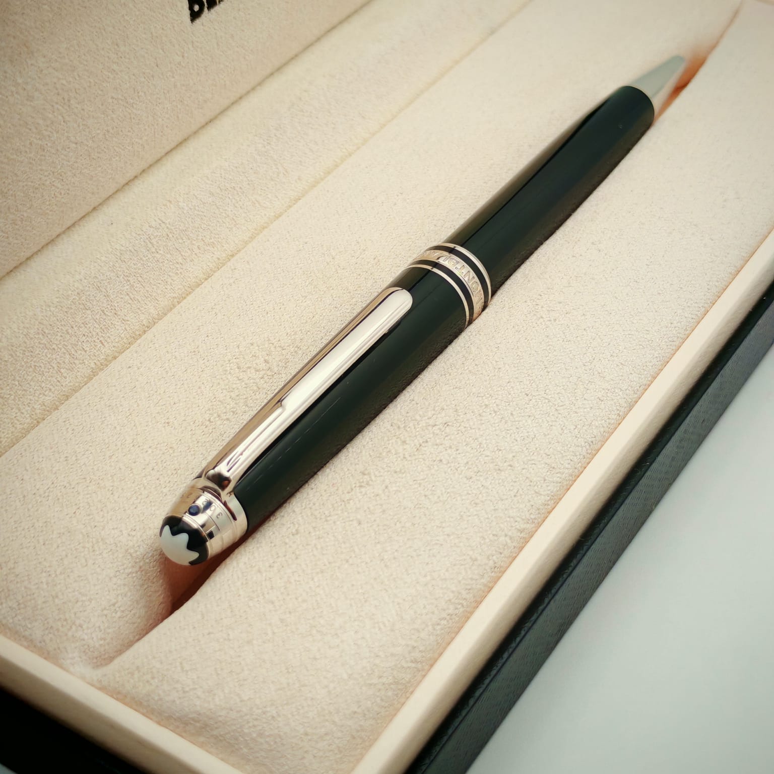 قلم مون بلان 144 إصدار اليونيسيف – أسود بحلقات بلاديوم وحجر أزرق أعلى المشبك