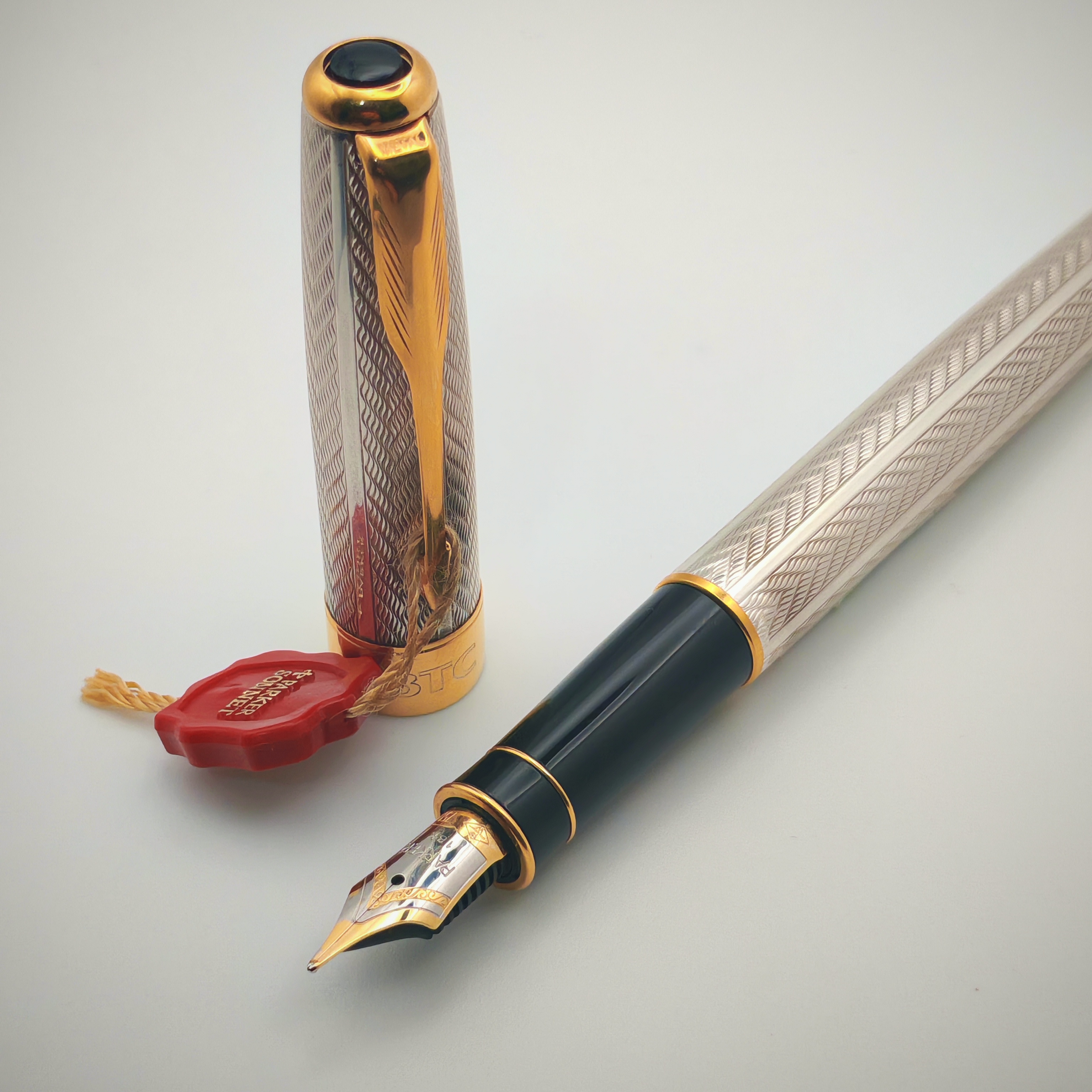 طقم أقلام باركر سونيت أسود بطلاء ذهبي