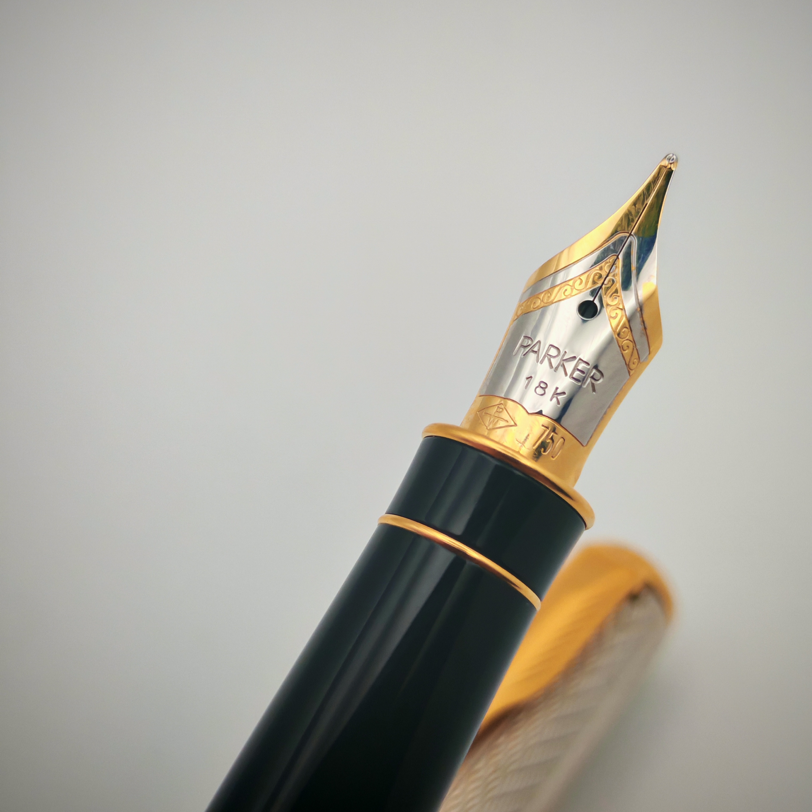 طقم أقلام باركر سونيت أسود بطلاء ذهبي
