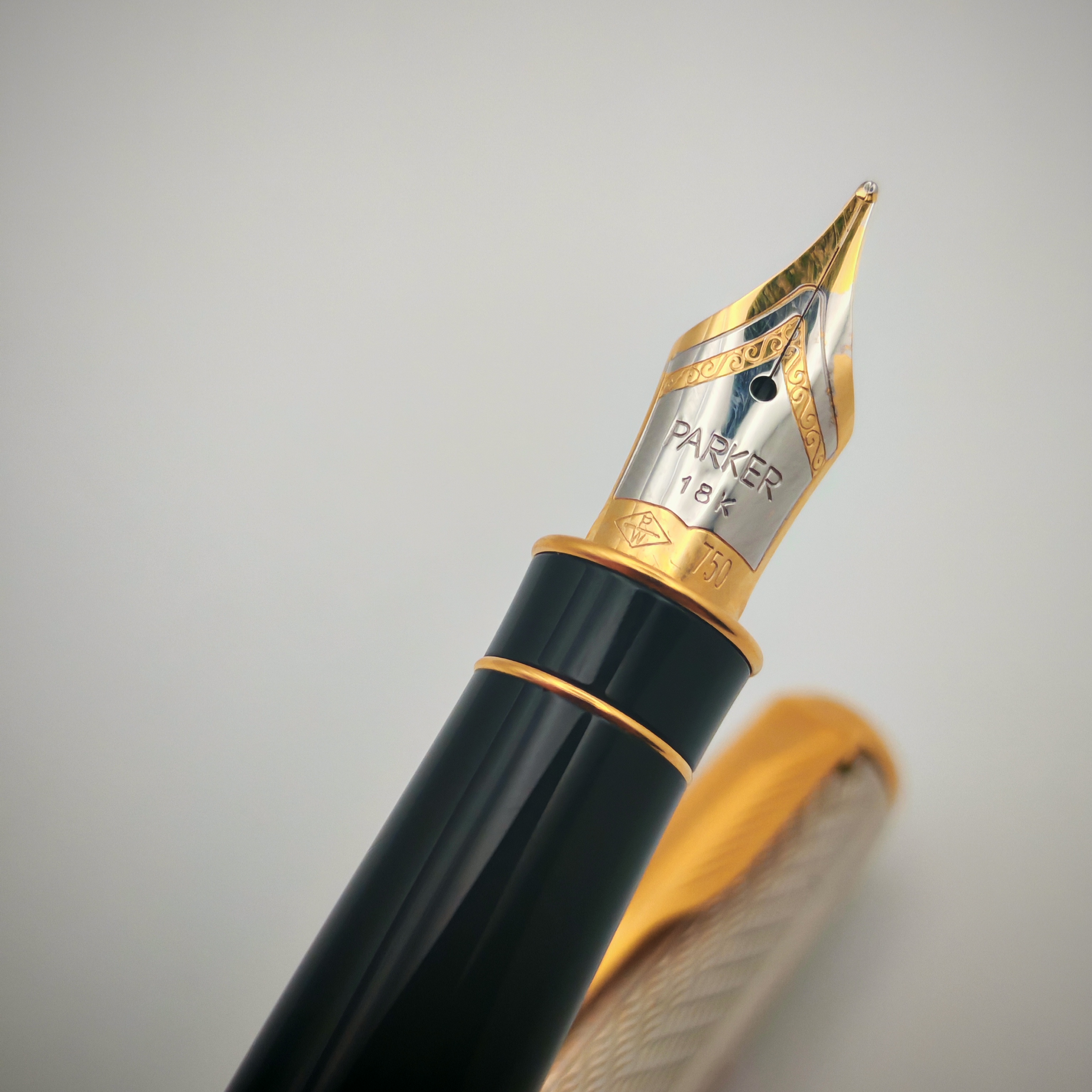 طقم أقلام باركر سونيت أسود بطلاء ذهبي