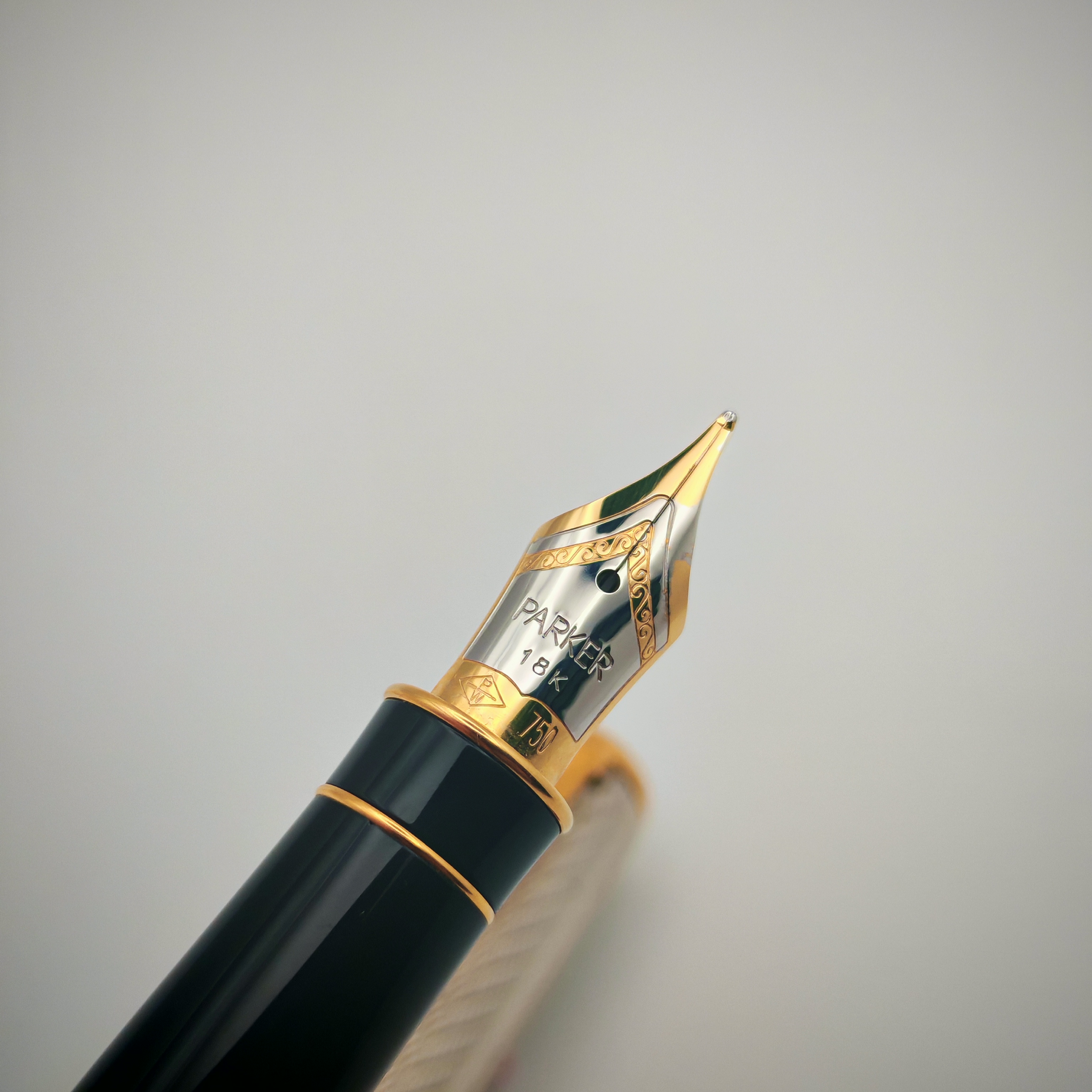 طقم أقلام باركر سونيت أسود بطلاء ذهبي