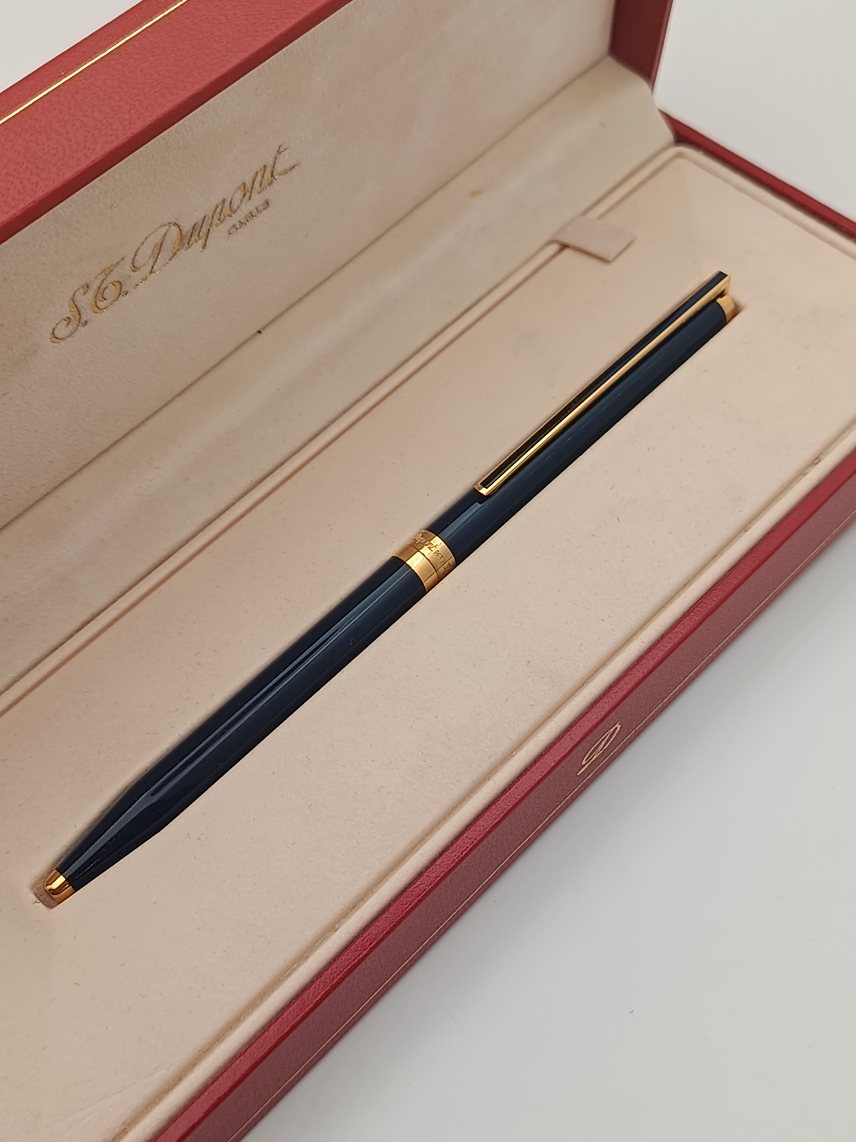 قلم ديبون كلاسيك كحلي وتطعيمات ذهبية (S.T. Dupont Classique Midnight Blue Lacquer & Gold Trim Ballpoint Pen)
