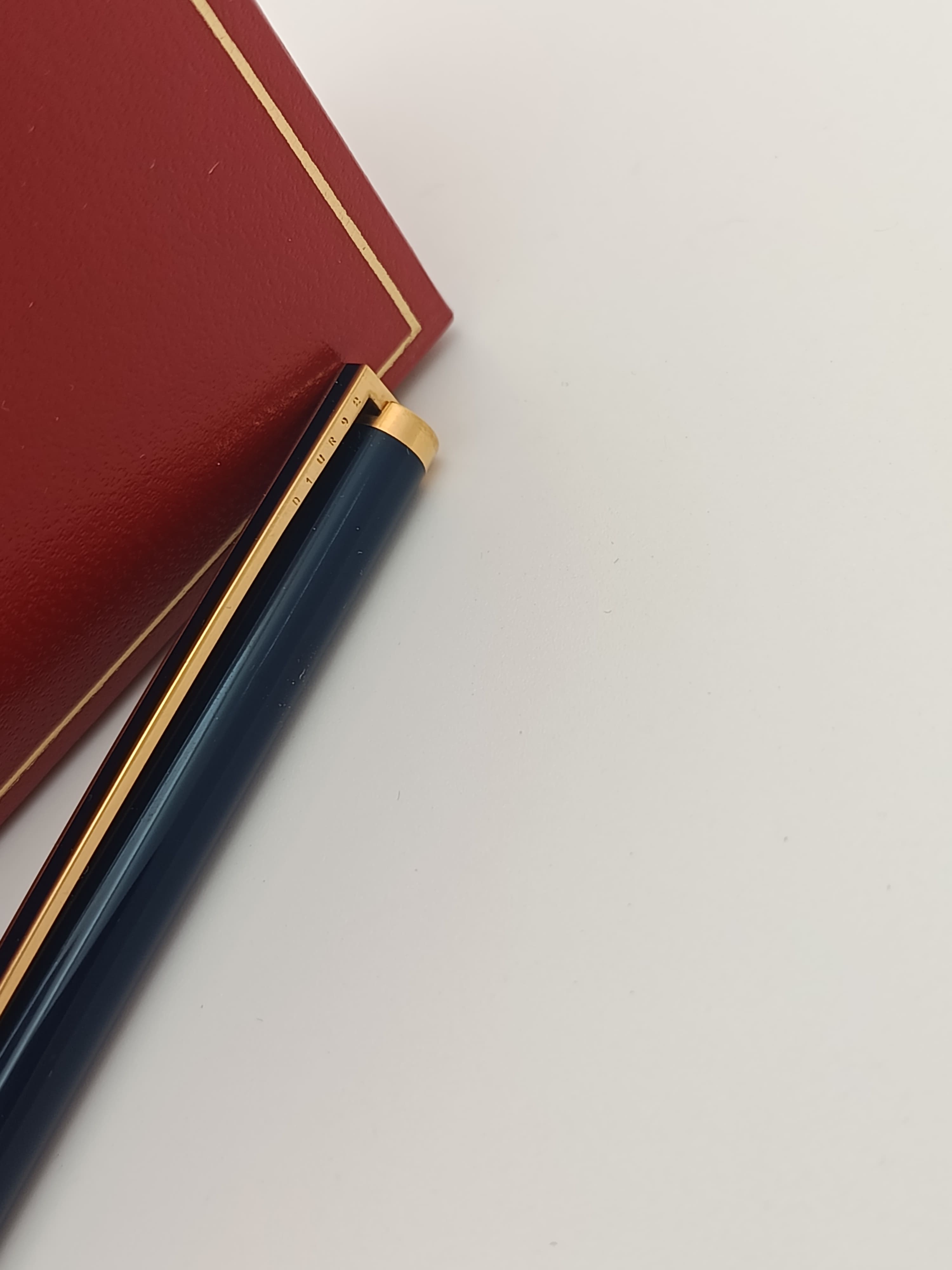 قلم ديبون كلاسيك كحلي وتطعيمات ذهبية (S.T. Dupont Classique Midnight Blue Lacquer & Gold Trim Ballpoint Pen)