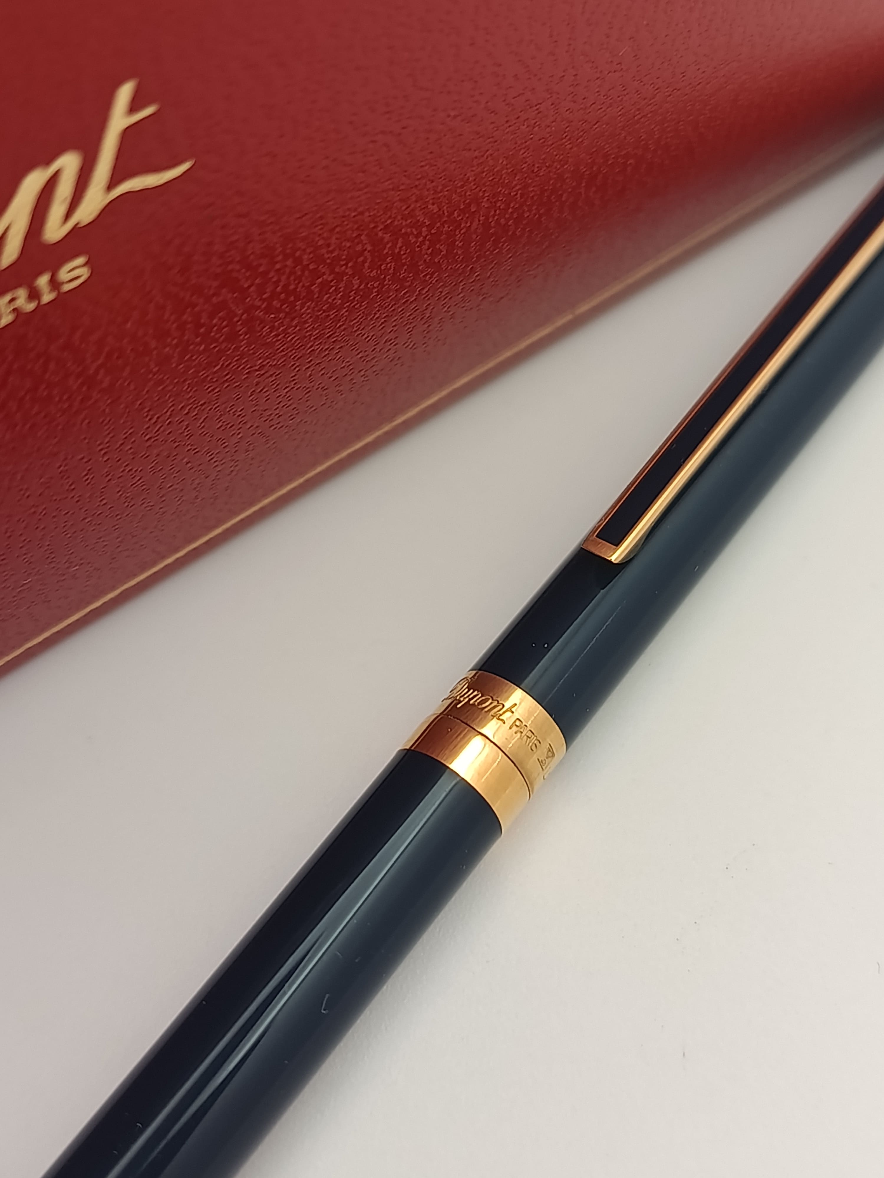 قلم ديبون كلاسيك كحلي وتطعيمات ذهبية (S.T. Dupont Classique Midnight Blue Lacquer & Gold Trim Ballpoint Pen)