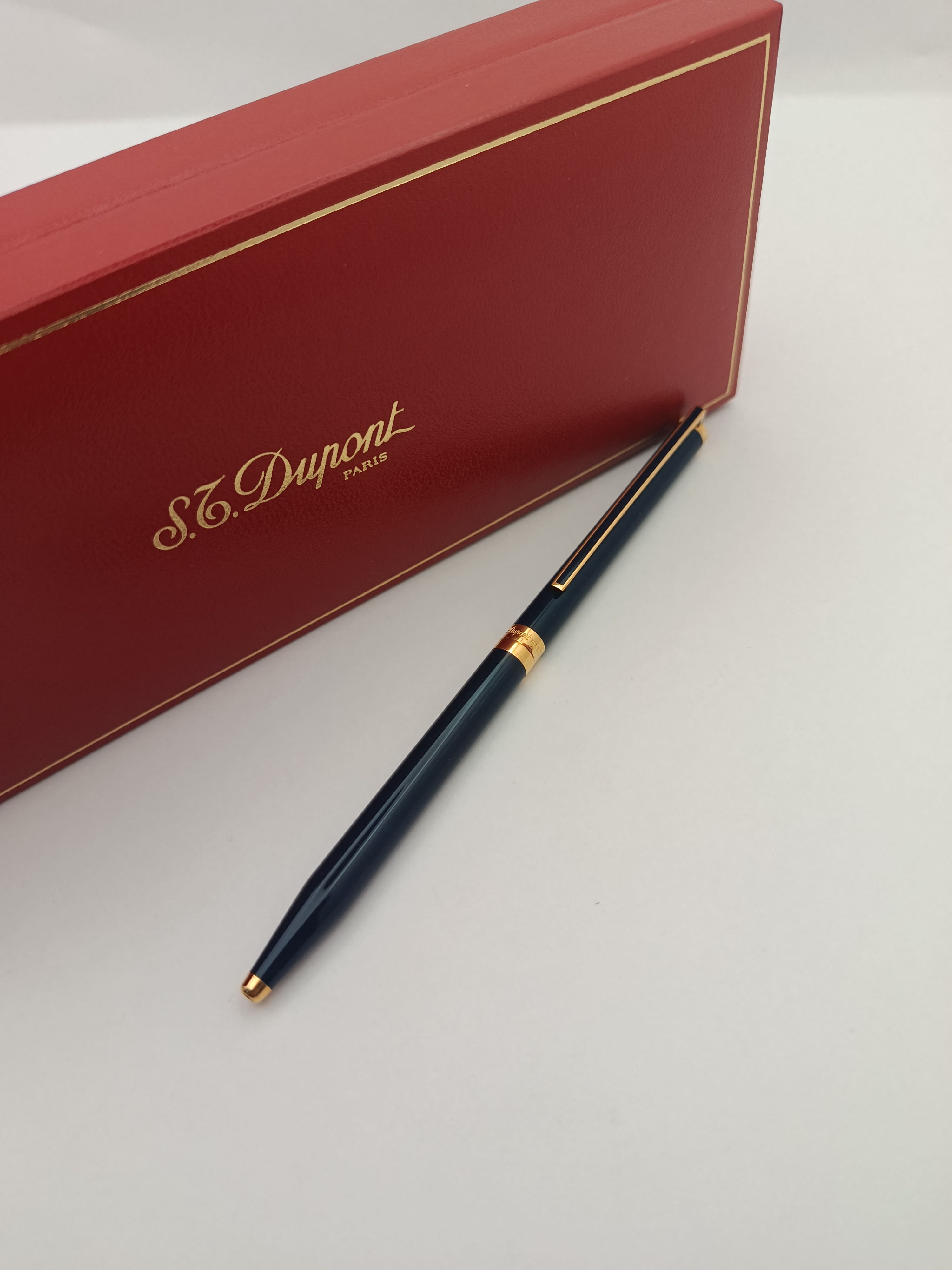 قلم ديبون كلاسيك كحلي وتطعيمات ذهبية (S.T. Dupont Classique Midnight Blue Lacquer & Gold Trim Ballpoint Pen)