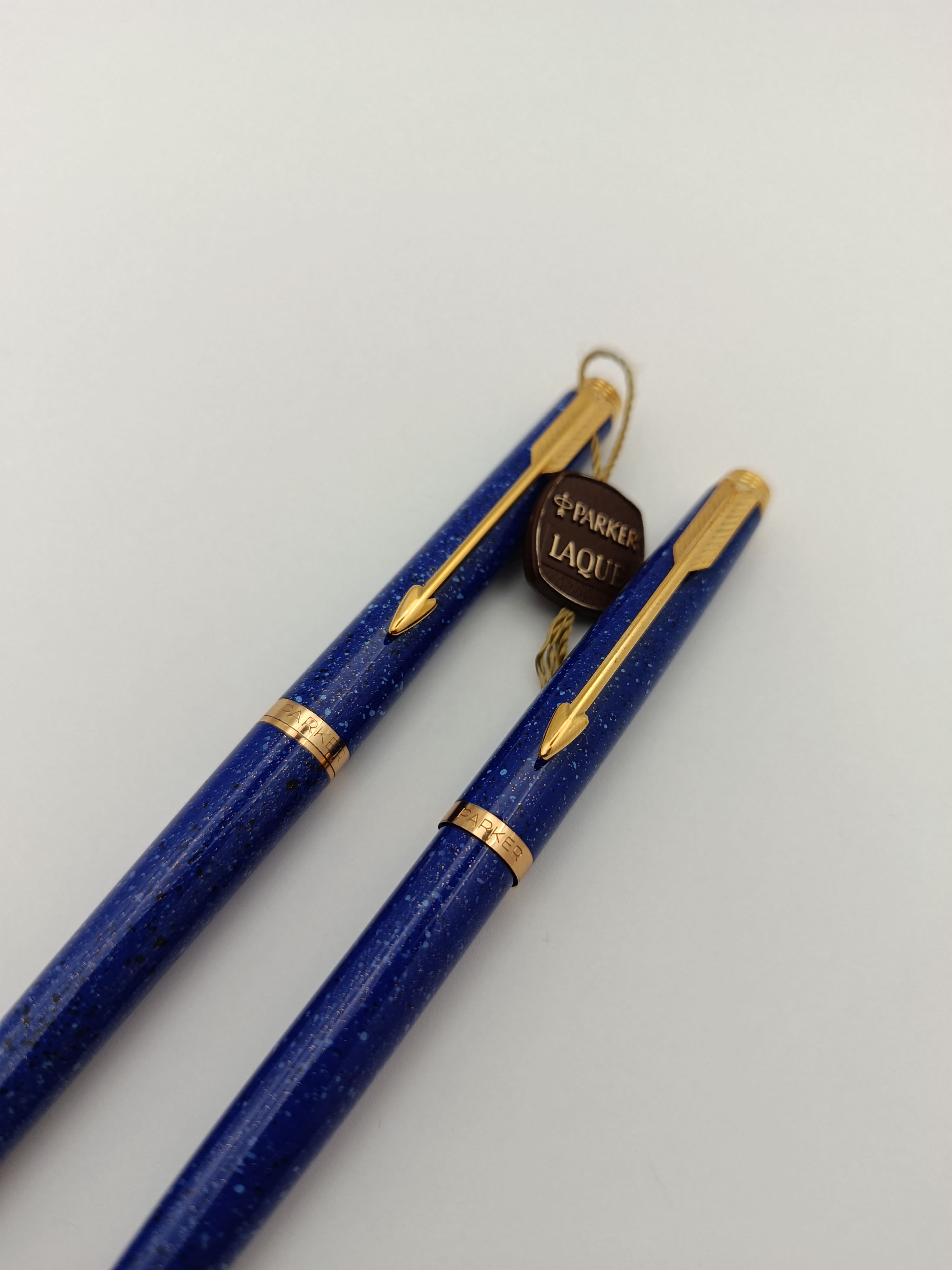 طقم أقلام باركر 180 الكلاسيكي – إصدار اللاكيه الأزرق (Parker 180 Blue Lacquer Set – 14K Gold Nib) 🇫🇷