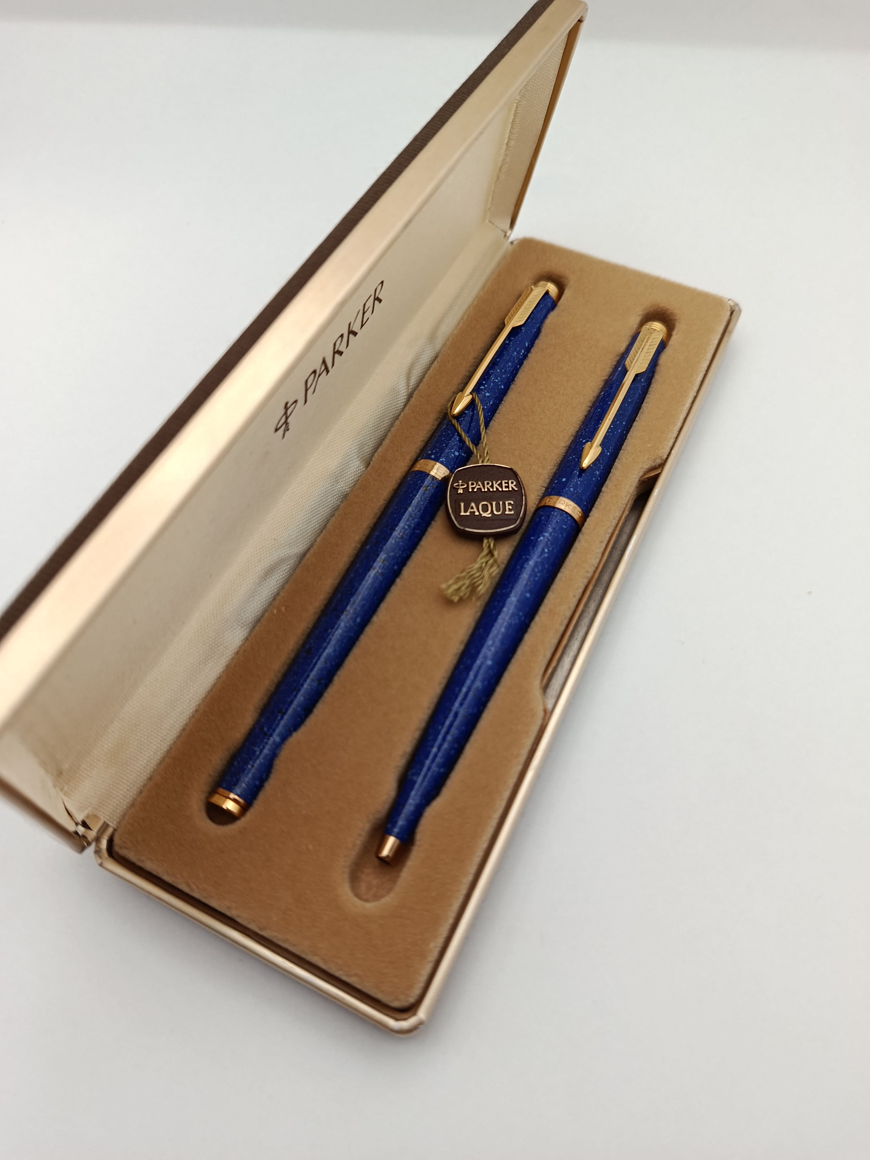 طقم أقلام باركر 180 الكلاسيكي – إصدار اللاكيه الأزرق (Parker 180 Blue Lacquer Set – 14K Gold Nib) 🇫🇷